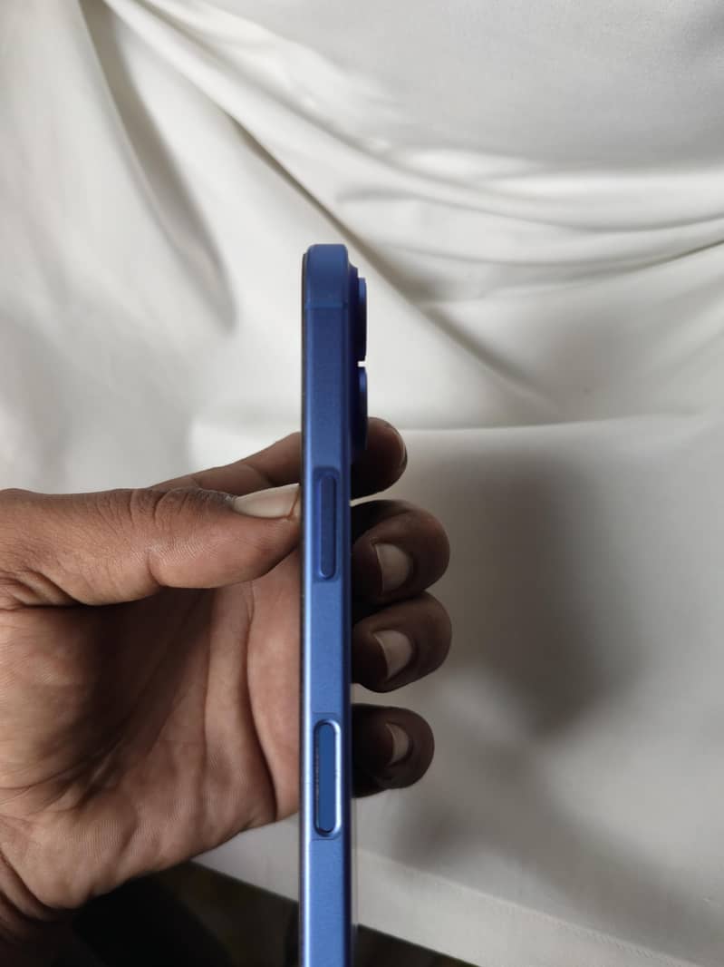 Apple iPhone 16 2