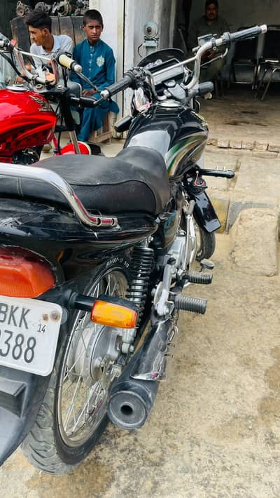 bilkul okay motorcycle hai digital meter laga hua hai
