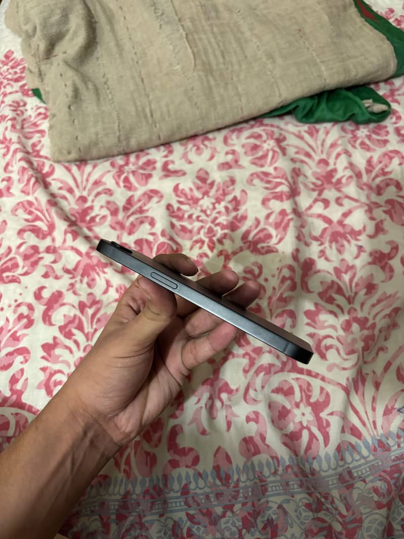 Apple iPhone 16e 1
