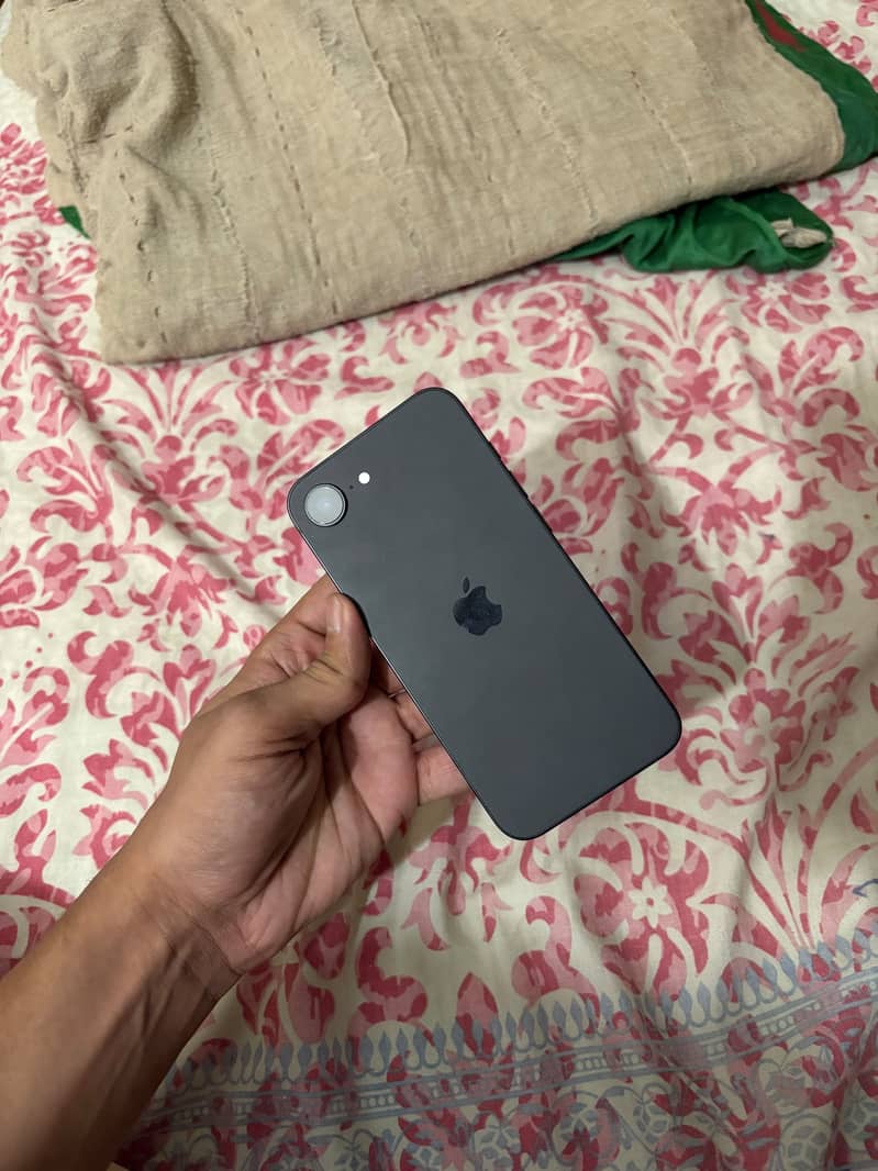 Apple iPhone 16e 2