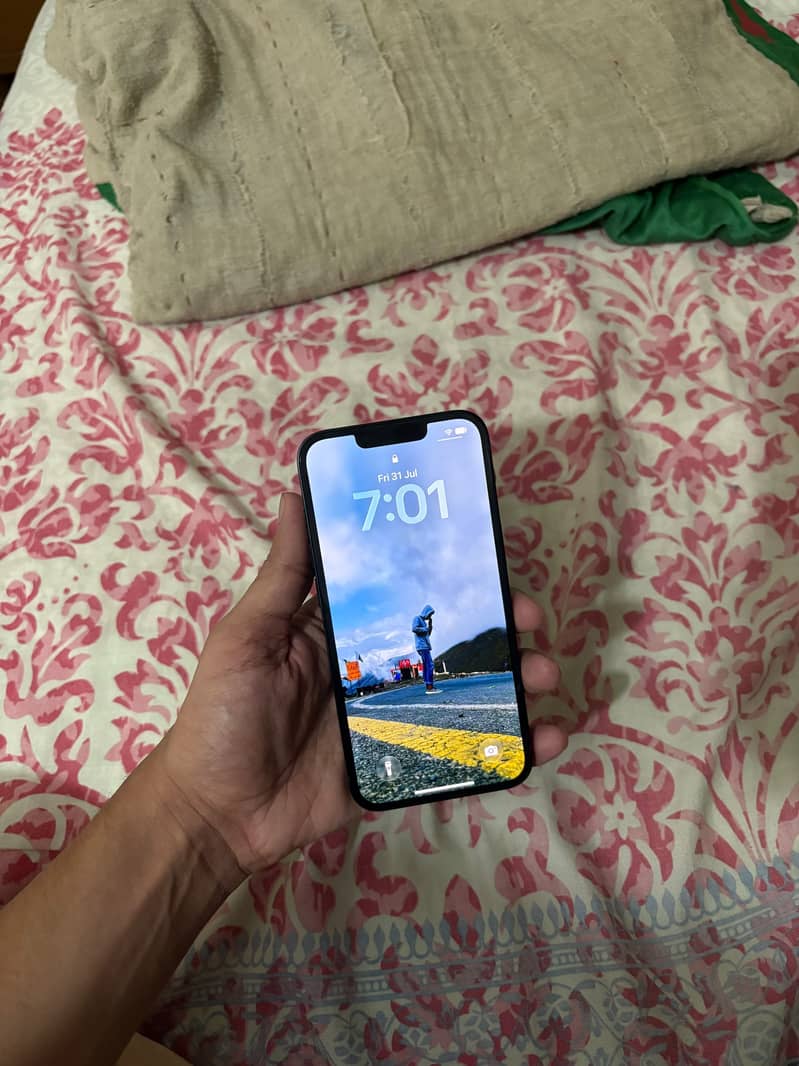 Apple iPhone 16e 3