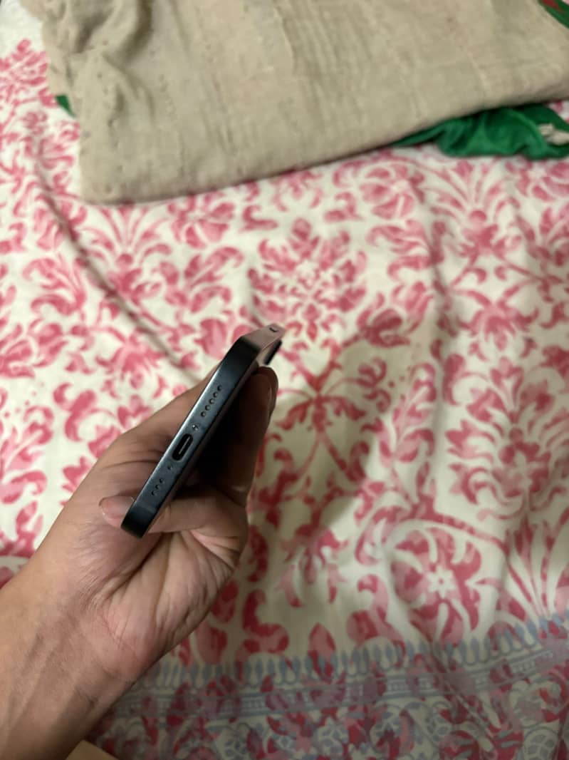 Apple iPhone 16e 4