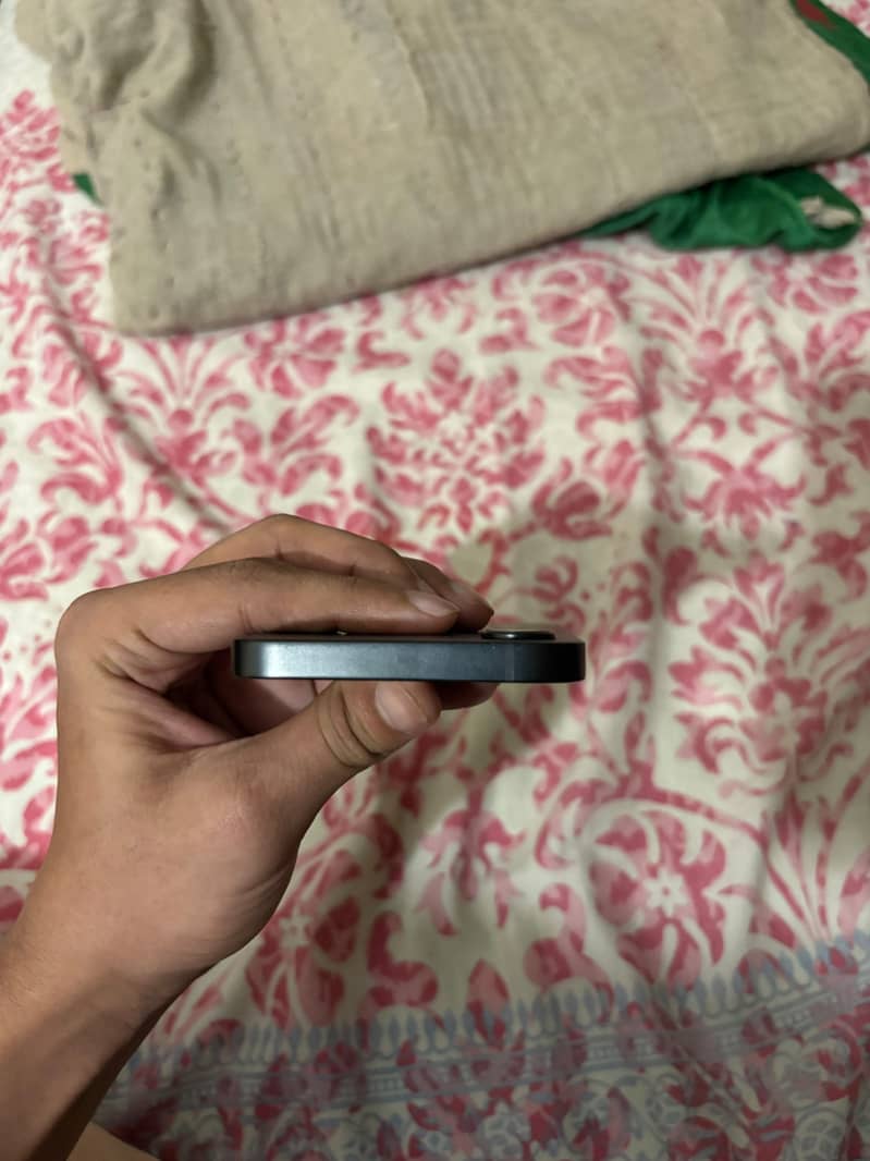Apple iPhone 16e 5