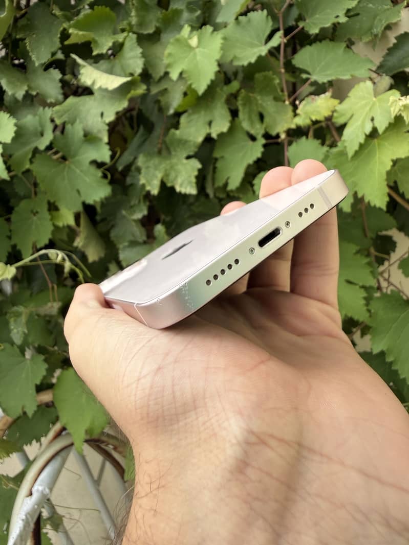 Apple iPhone 13 8