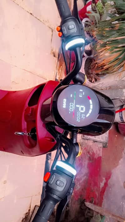 Evee LX Electric Scooter - Like Brand New