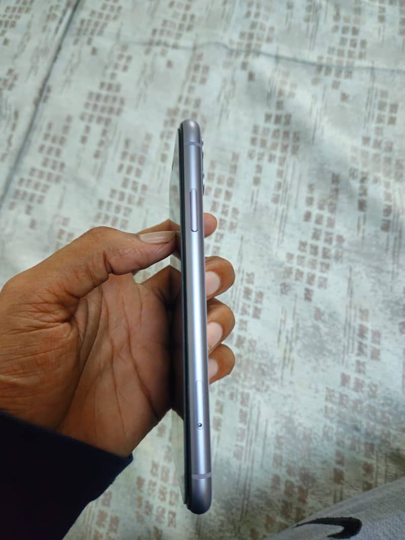 Apple iPhone 11 3