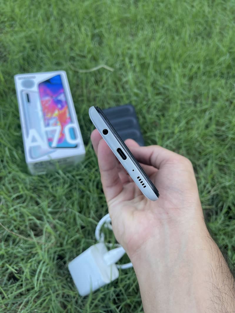 Samsung Mobile A70 6