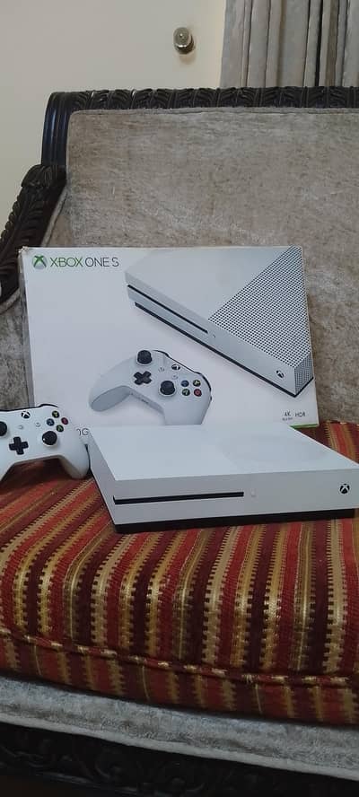Xbox One s 1TB | Complete box | 10/10 condition