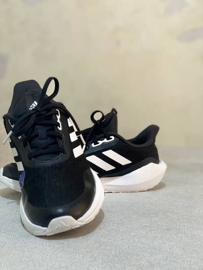 Thrift …. Premium adidas end ( NIKE / REEBOOK / JORDAN / etc