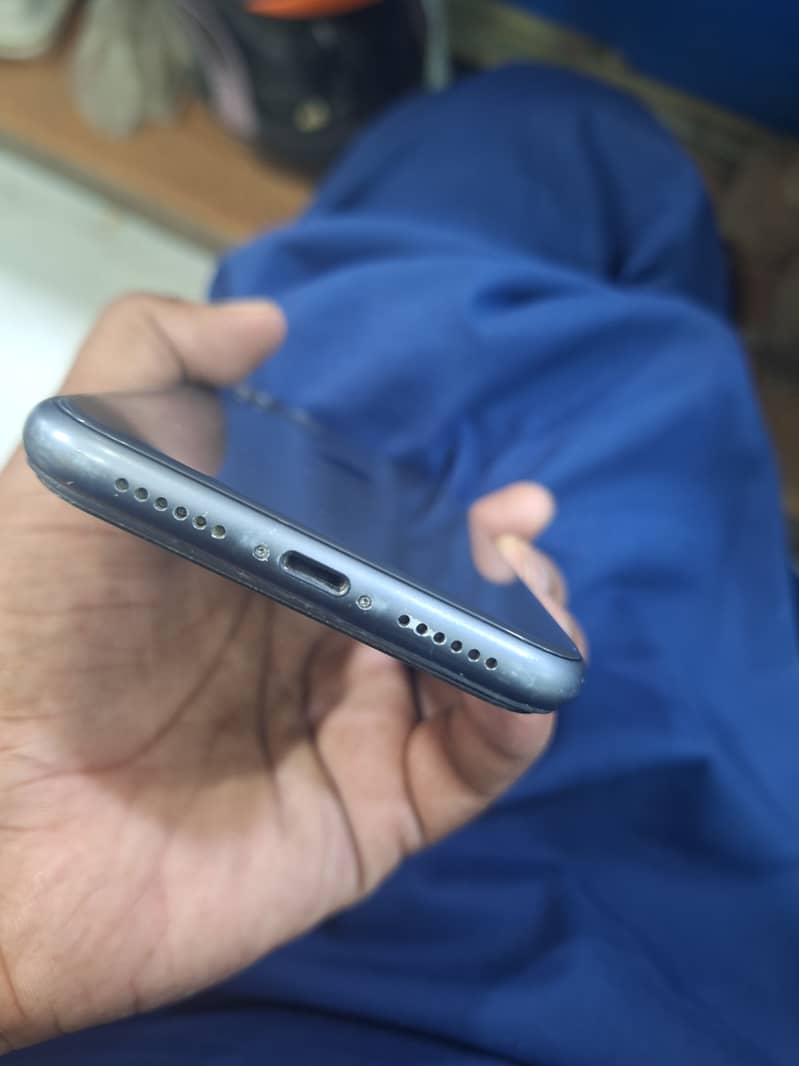 Apple iPhone 11 3