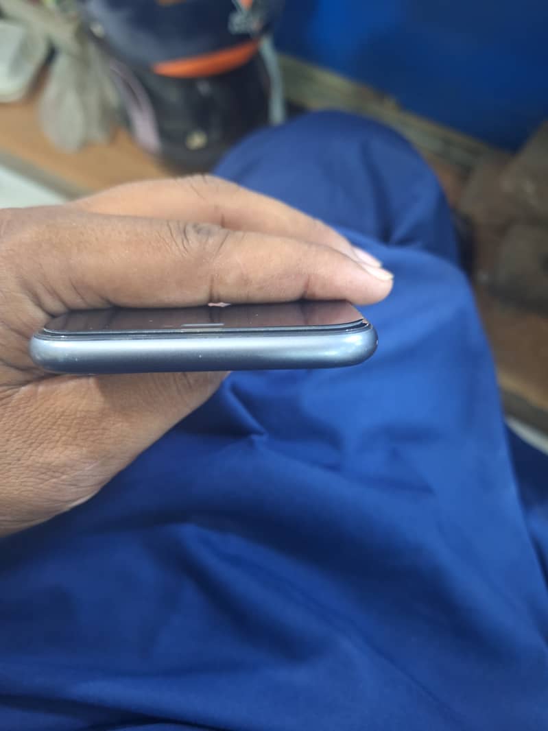 Apple iPhone 11 4