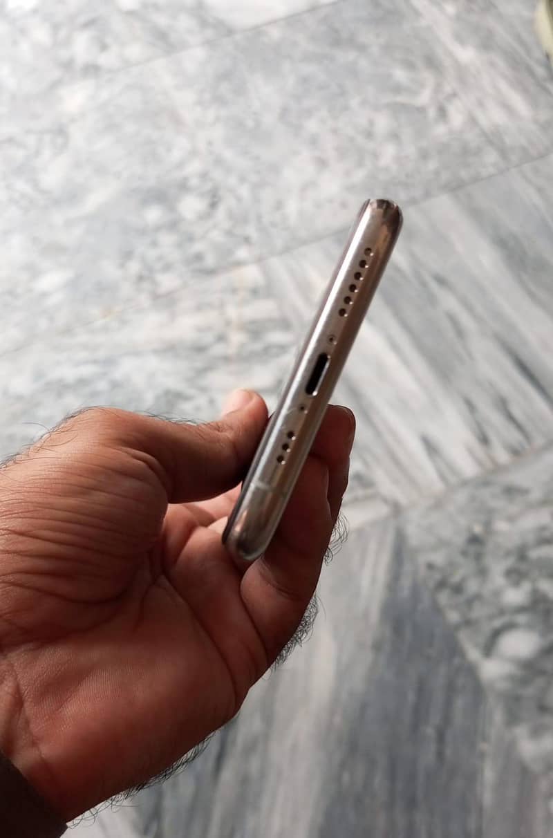 Apple iPhone 11 Pro 4