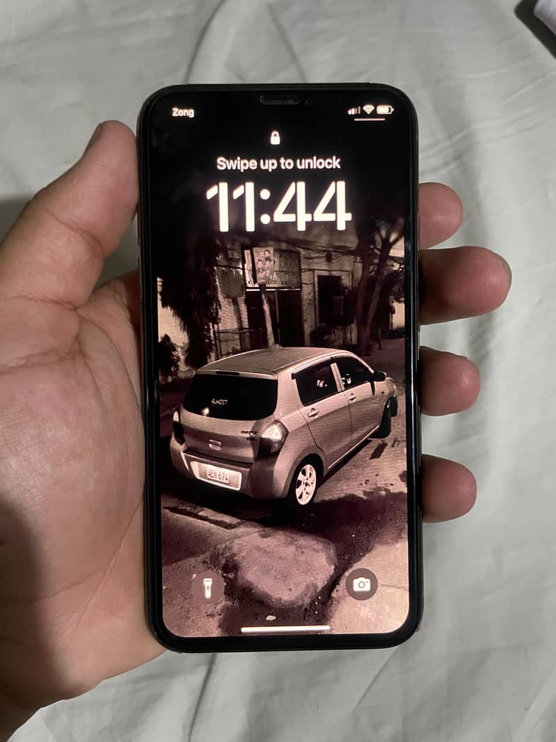 Apple iPhone XS 4