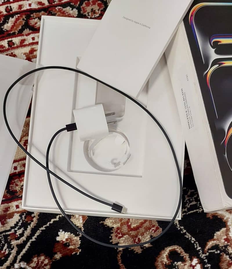 ipad pro M5 11 inches screen complete box 4