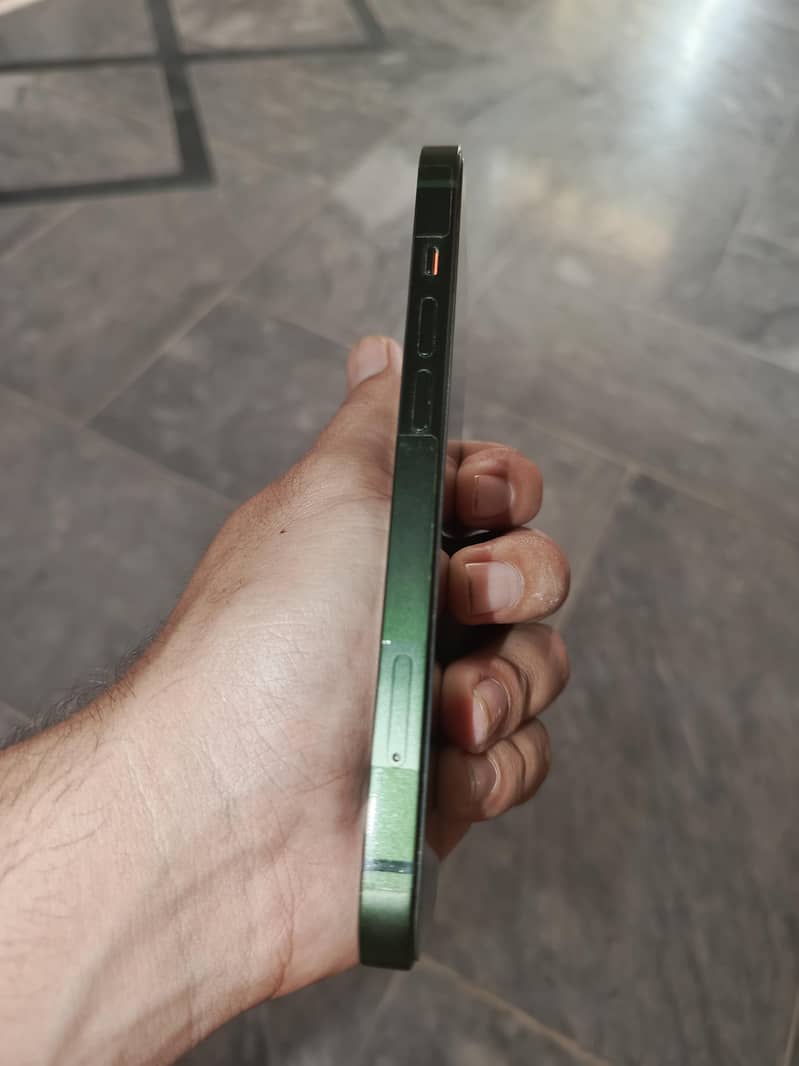 Apple iPhone 13 4