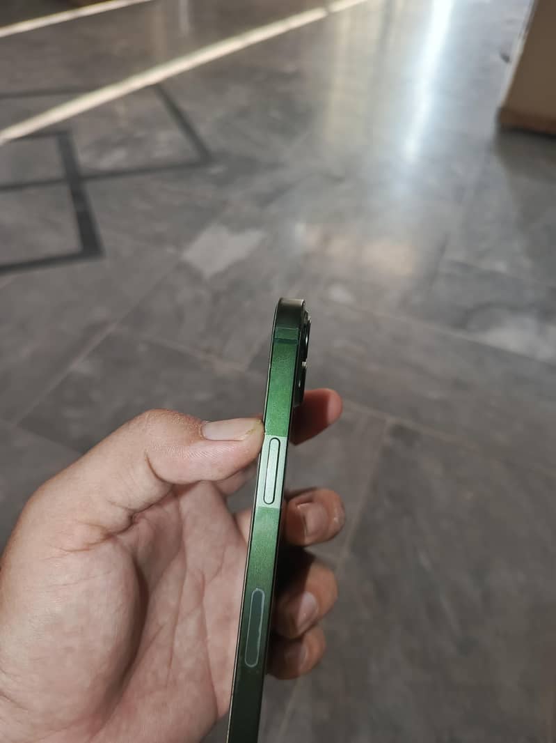 Apple iPhone 13 9