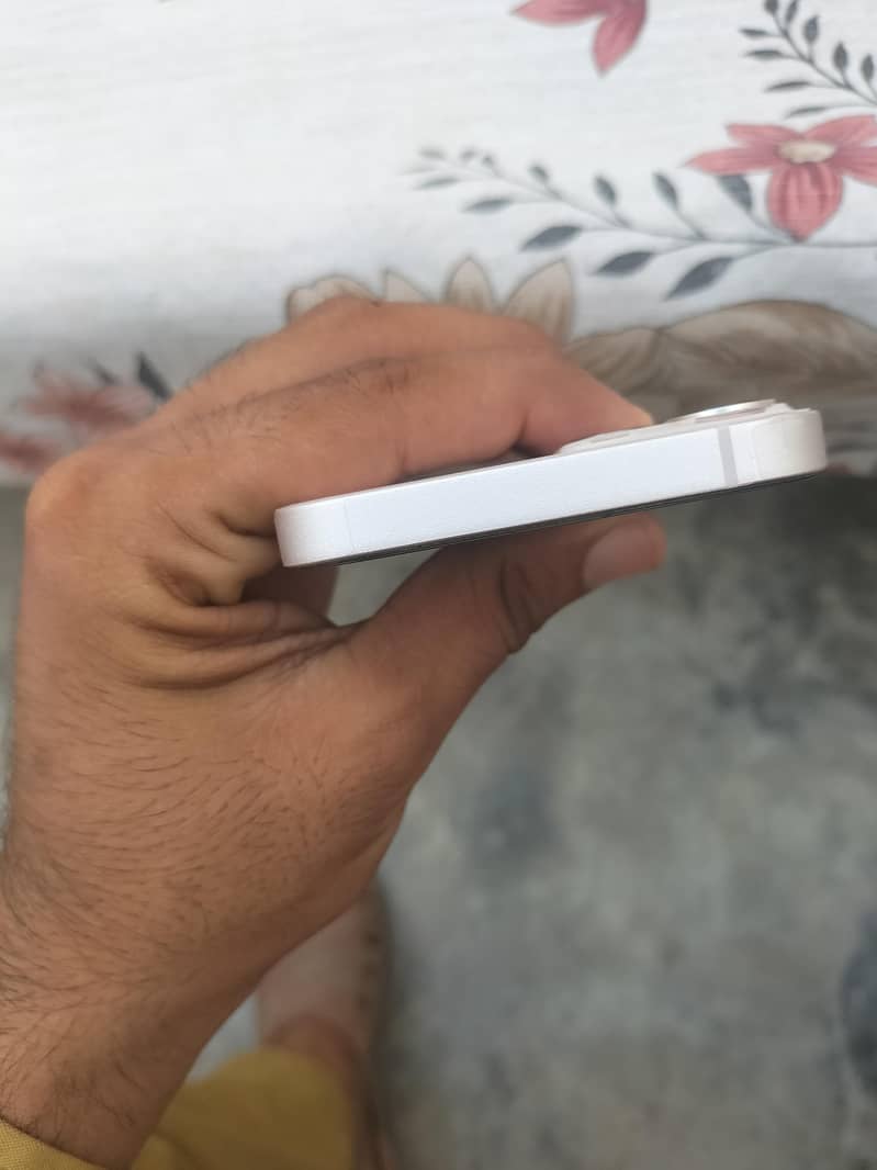 Apple iPhone 13 2