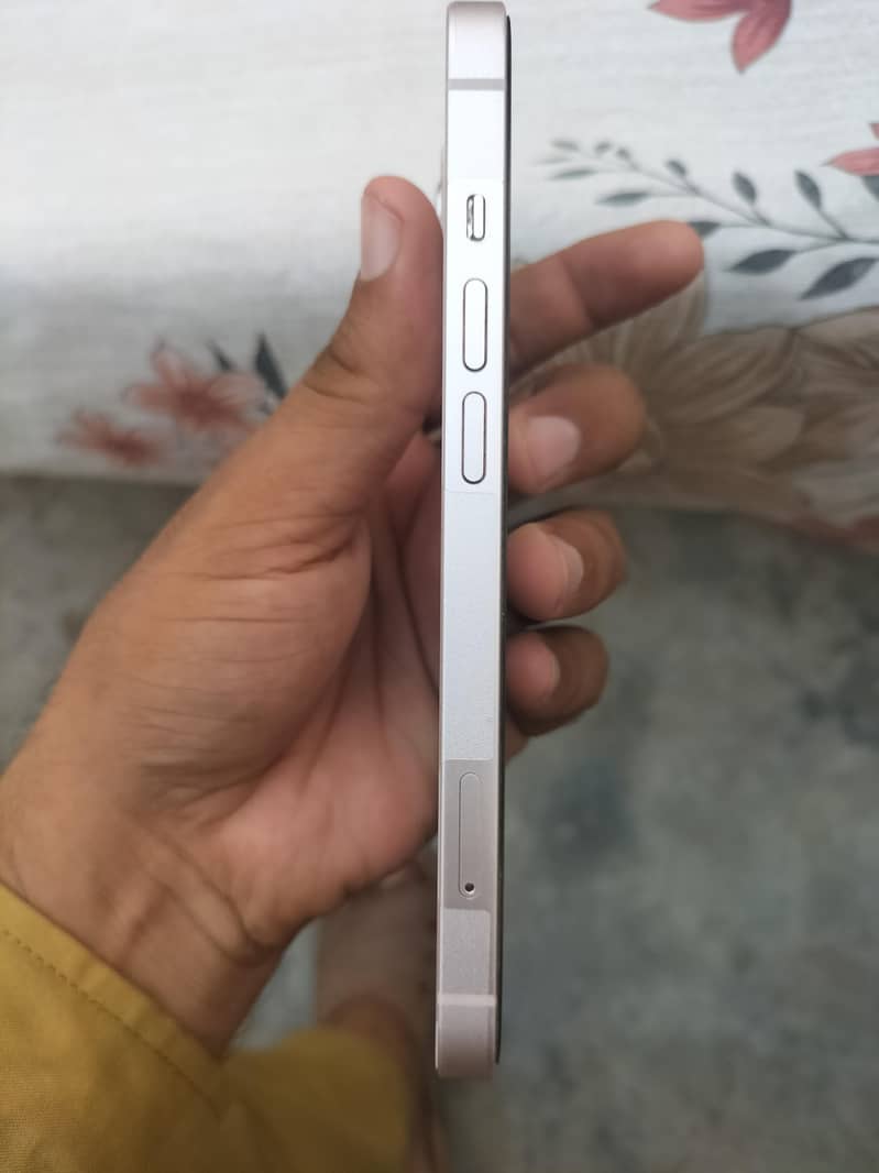 Apple iPhone 13 4