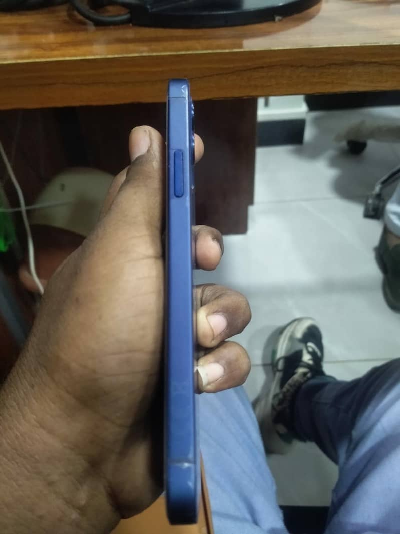 Apple iPhone 12 4