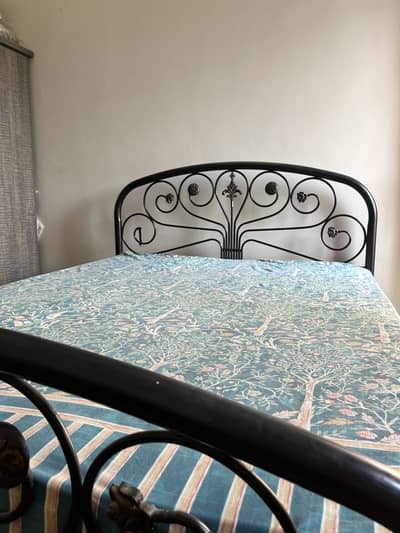 Soofa kam bed and rod iron bed