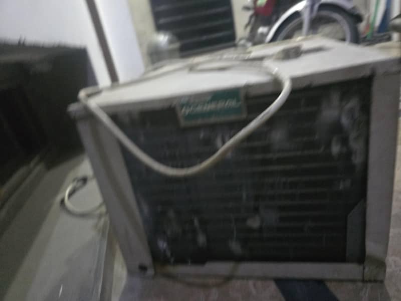 window AC 4