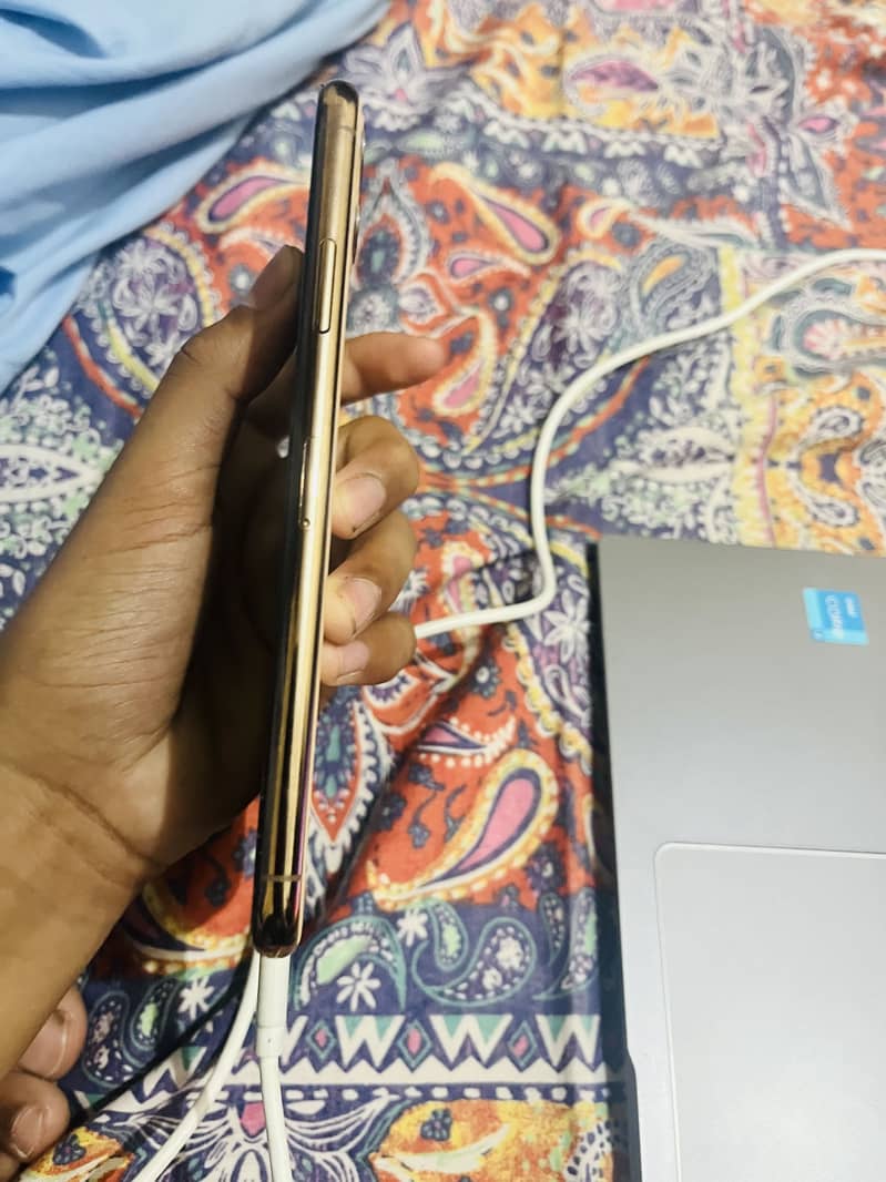 Apple iPhone 11 Pro Max 4
