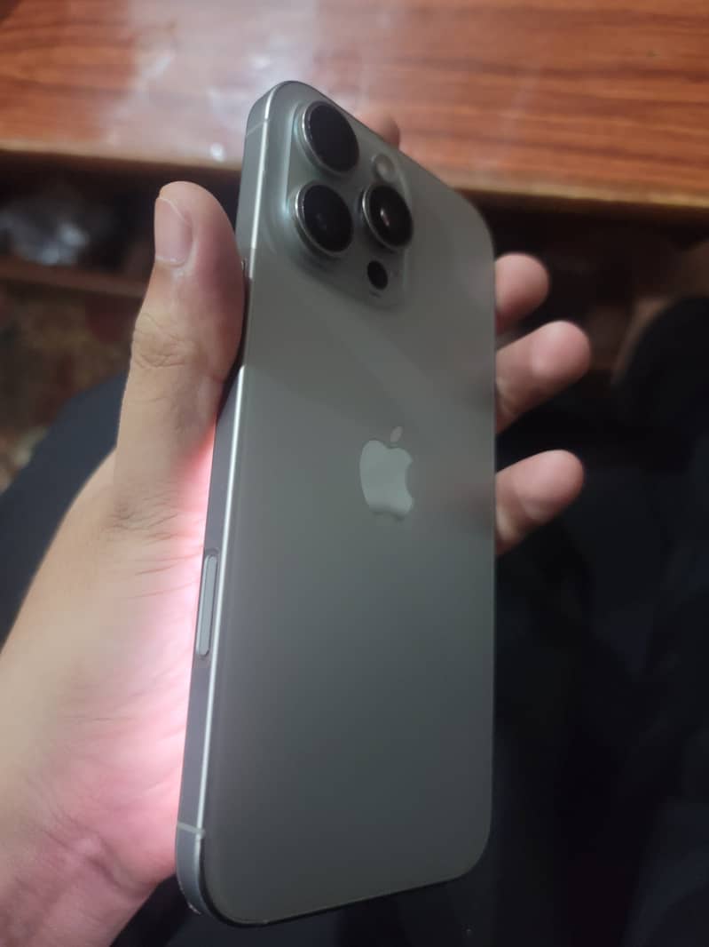 Apple iPhone 16 Pro Max 6