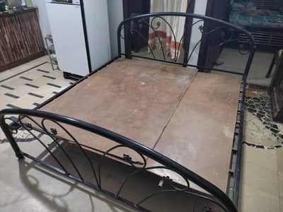 Queen size iron bEd & dreasing table. . 21000