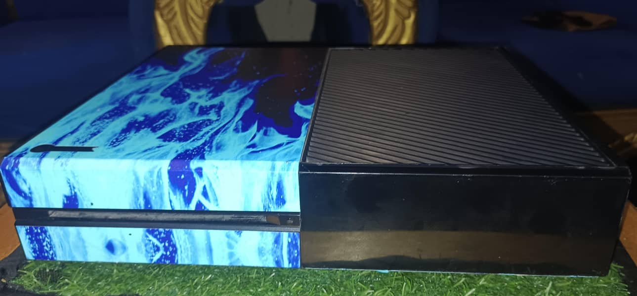 Xbox one with controller 3