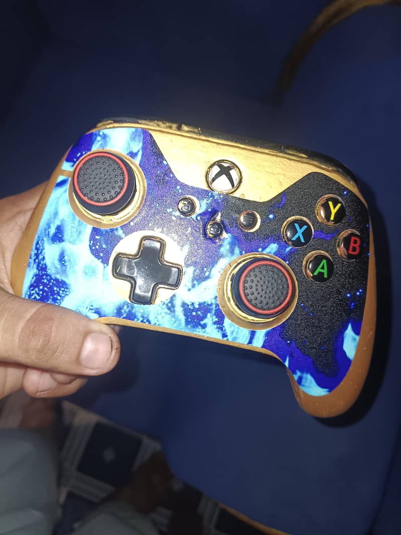 Xbox one with controller 9