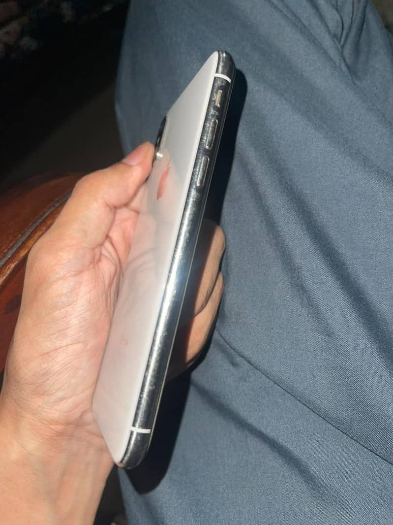 Apple iPhone X 4