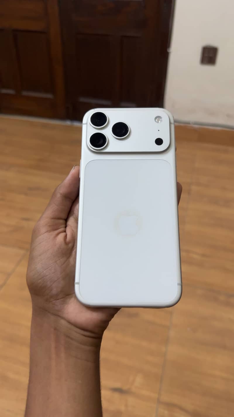 Apple iPhone 17 Pro Max 3