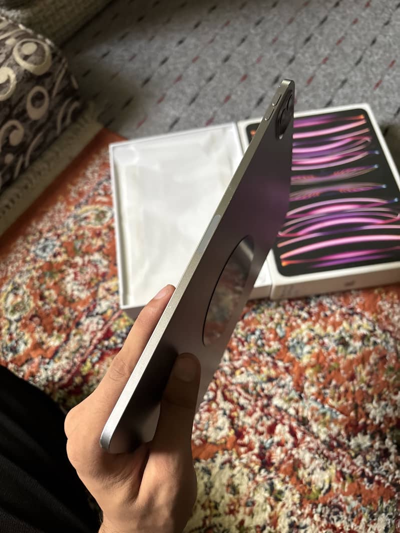 Ipad pro M2 with box 3