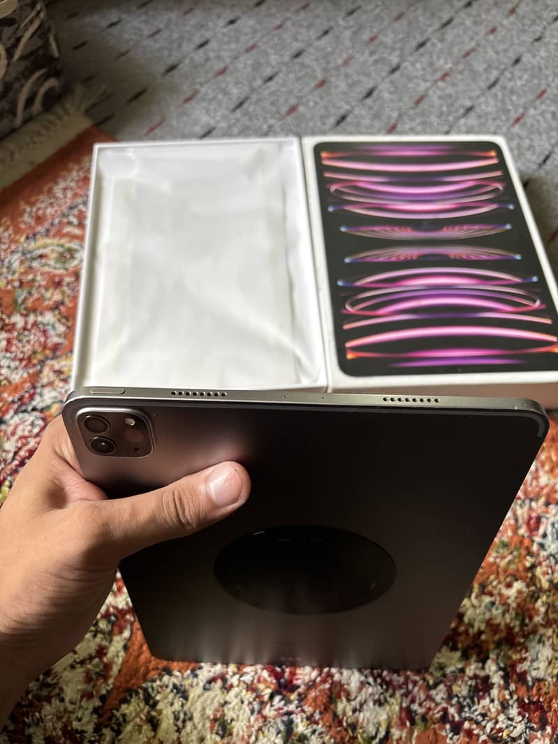 Ipad pro M2 with box 4