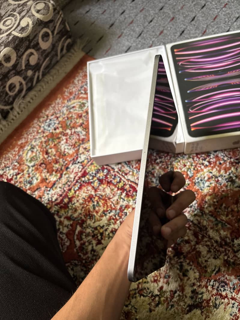 Ipad pro M2 with box 5
