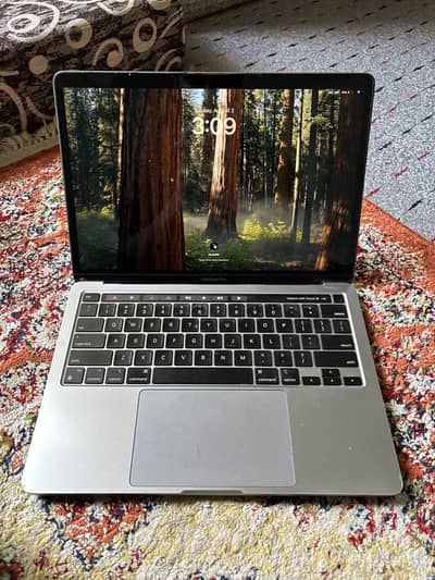 Macbook pro M1 8/256 with box