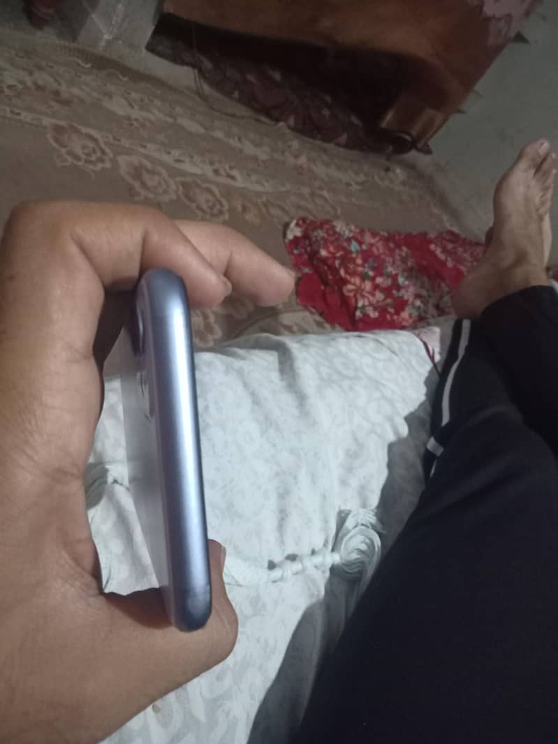 Apple iPhone 11 3