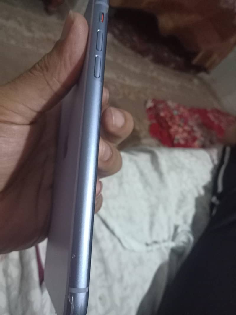 Apple iPhone 11 4