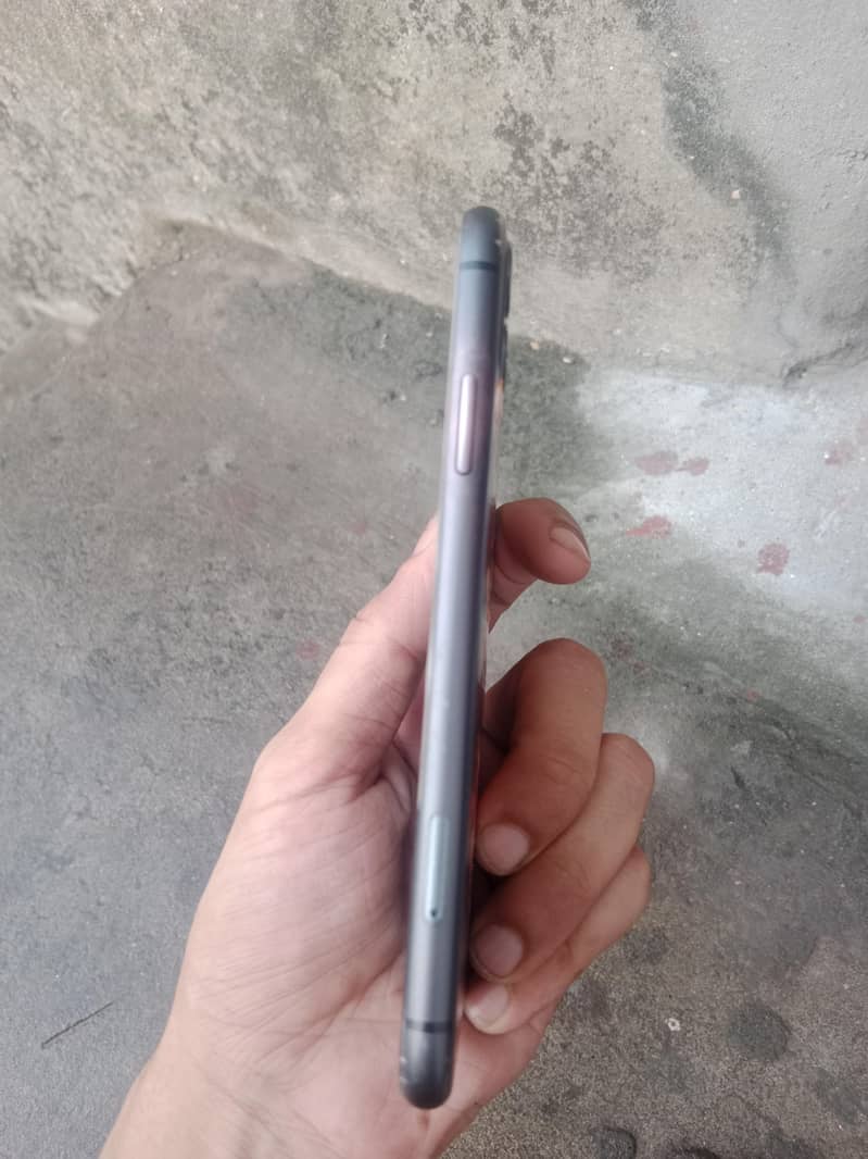 Apple iPhone 11 4