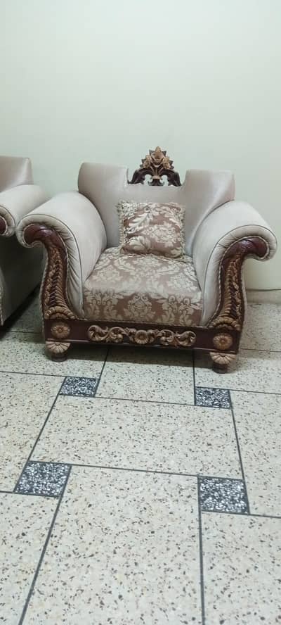 Luxury 4 Seater Wooden Sofa Set (2+1+1) | Excellent Condition
