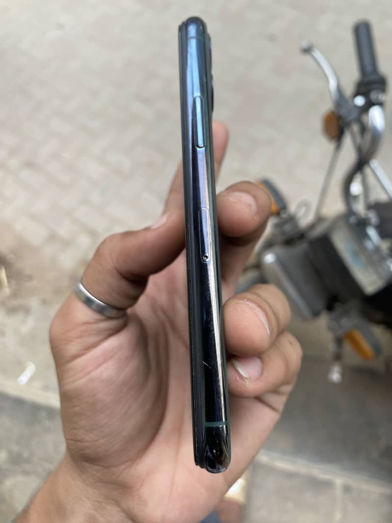 Apple iPhone 11 Pro 4