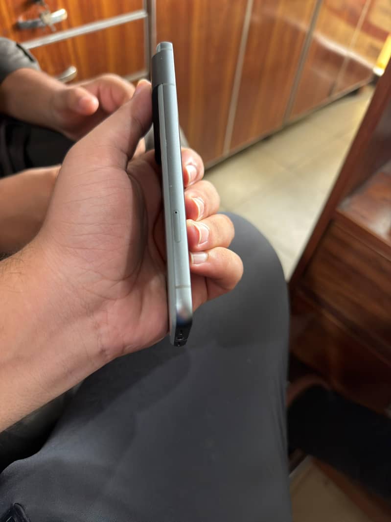 Google Pixel 8 4
