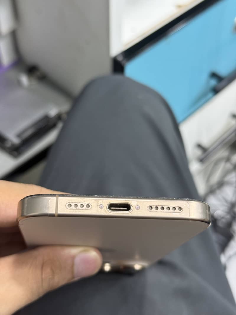 Apple iPhone 16 Pro Max 6