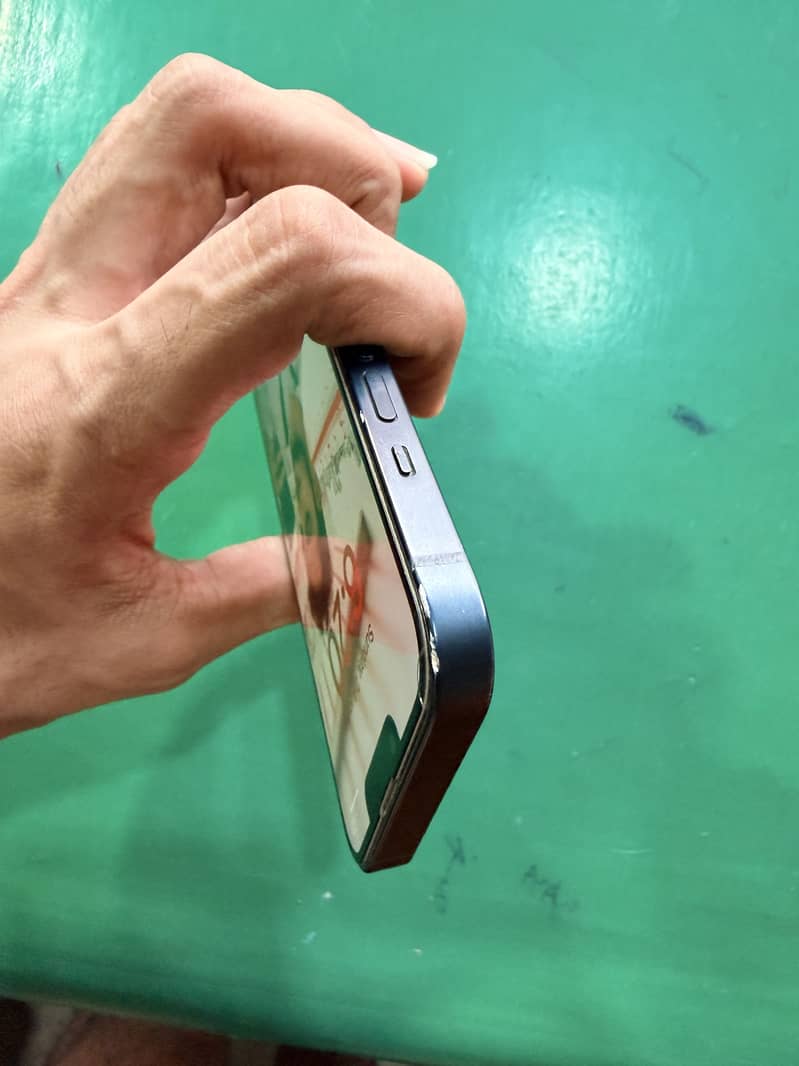 Apple iPhone 13 2