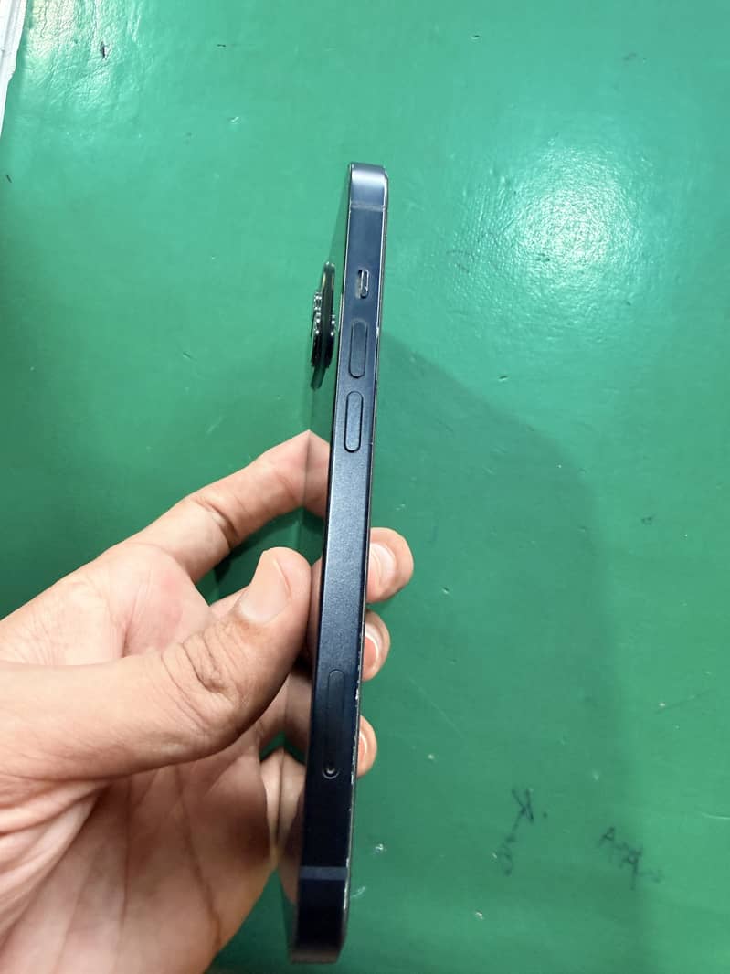 Apple iPhone 13 4