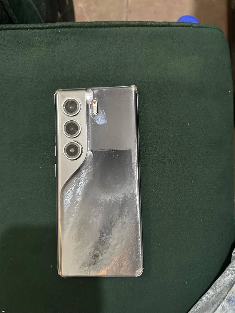 Tecno CAMON 40 Pro 0
