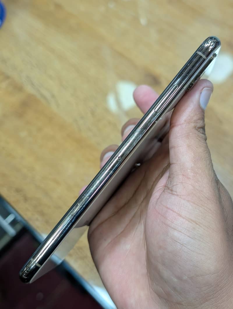 Apple iPhone XS Max 3