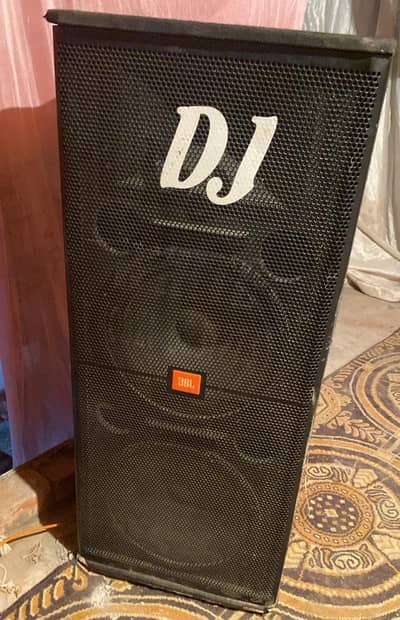 1:k Audio Mixer.  2:2 300 watt 15 inch speakers