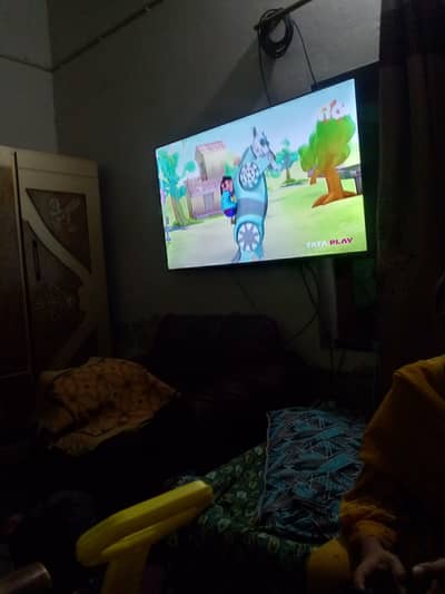 TCL lcd new only 1 month use granty 2 year availble