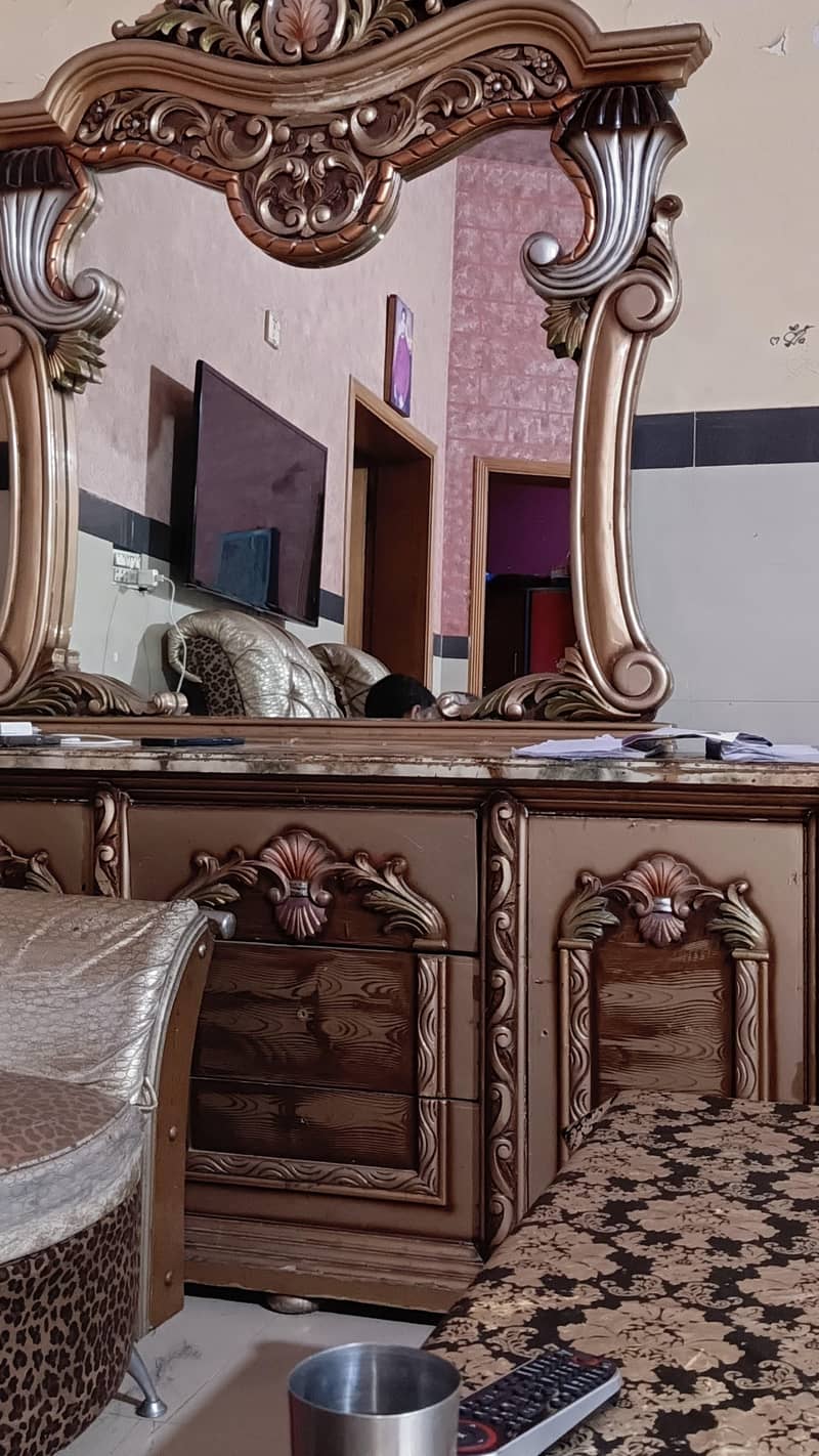 dressing table or siterable 1